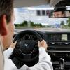 Ein Head-Up-Display versorgt den Fahrer eines BMW 5er mit Informationen <br />