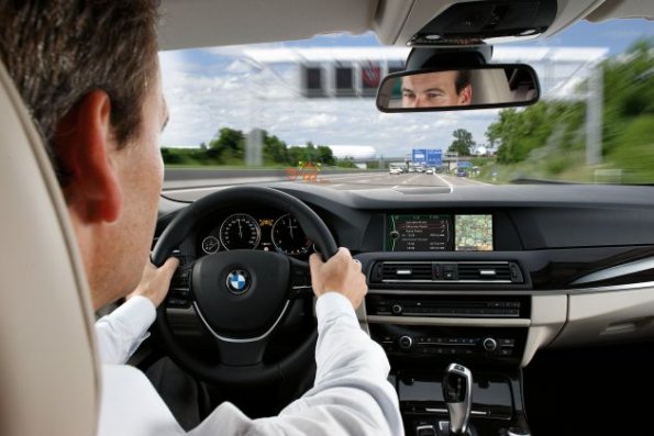 Ein Head-Up-Display versorgt den Fahrer eines BMW 5er mit Informationen 