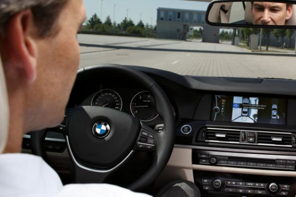 Ein Parkassistent hilft im BMW 5er beim Einparken