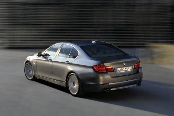 Heck- und Seitenansicht des BMW 5er