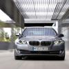 Frontansicht des BMW 5er: Unter der Motorhaube werkeln zun&auml;chst ein Acht- und f&uuml;nf Sechszylinder-Motoren, sp&auml;ter soll noch ein sparsamer Diesel-Vierzylinder folgen