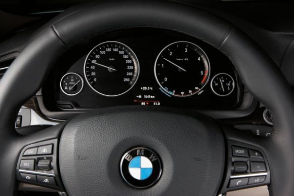 Die Instrumente im BMW 5er in einer Detailaufnahme