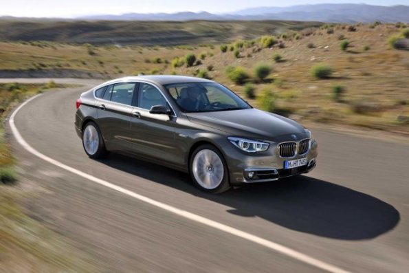 Die Front- und Seitenpartie des BMW 5er