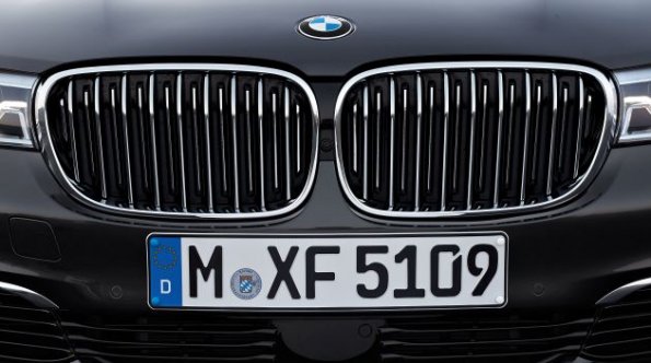 Die Fahrzeugfront in einer Nahaufnahme: der BMW 7er 