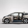 <p>Die Fahrzeugseite des BMW i3 mit geöffneten Türen</p>