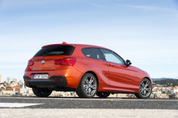 Heck- und Seitenpartie des BMW M135i