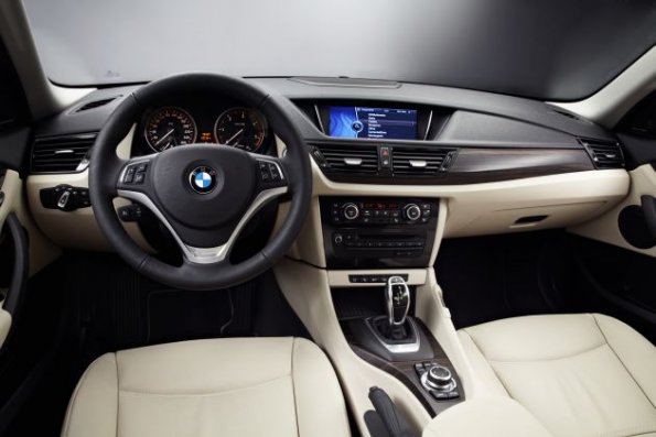 Das Cockpit im BMW X1