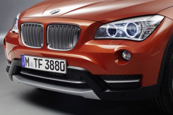 Die Fahrzeugfront des BMW X1 in einer Nahaufnahme 