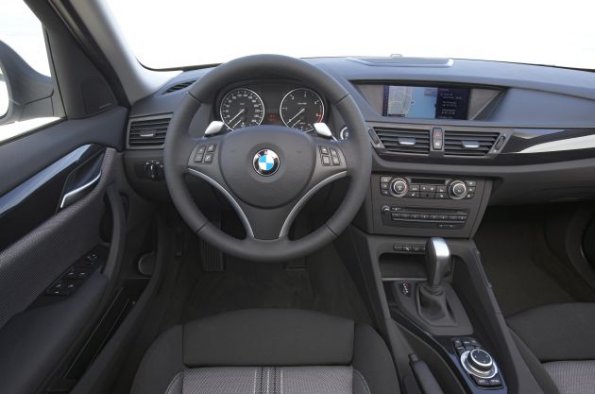 Der Arbeitsplatz des Fahrers im BMW X: Die Innenaufnahme gibt einen guten Eindruck des Cockpits. 