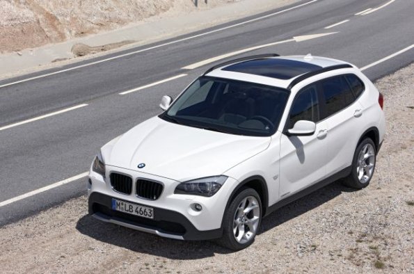 Der  BMW X1 aus der Vogelperspektive aufgenommen