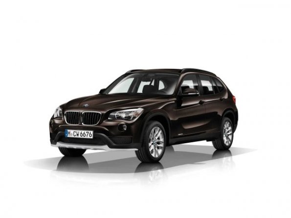 Front- und Seitenansicht des BMW X1