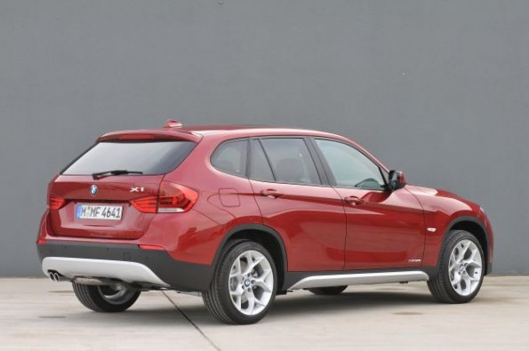 Heck- und Seitenansicht des BMW X1