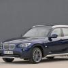 Front- und Seitenansicht des BMW X1