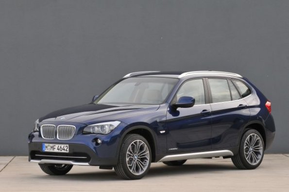 Front- und Seitenansicht des BMW X1