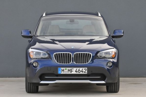 Frontansicht des BMW X1: Das kompakte SUV erhält ab März 2010 zwei neue Motoren. Dem Kunden stehen somit drei Diesel und drei Benziner zur Auswahl.