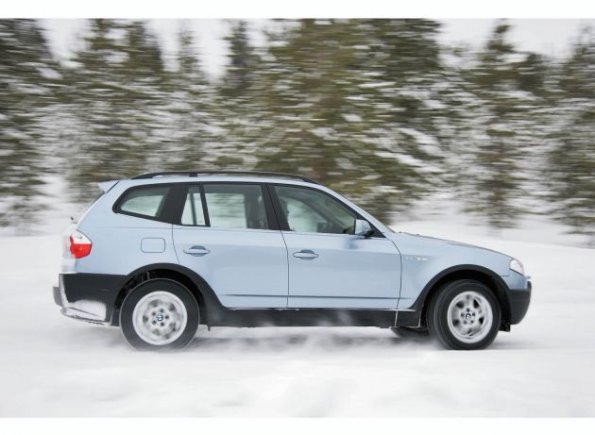 Seitenansicht des BMW X3 auf Schneepiste