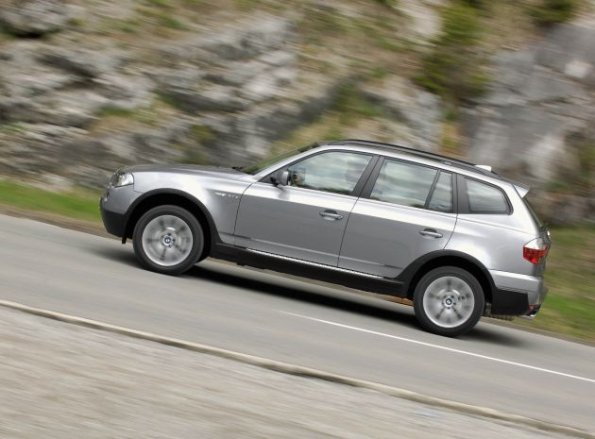 Seitenansicht des BMW X3 in Fahrt. 