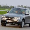 Front-Ansicht des BMW X3: Wesentlich weniger bullig und sportlicher als der große Bruder X5.