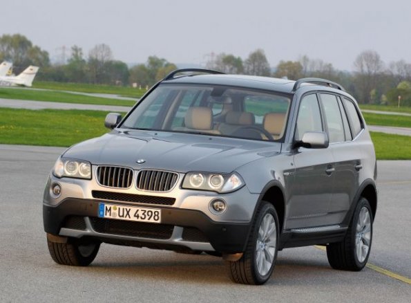 Front-Ansicht des BMW X3: Wesentlich weniger bullig und sportlicher als der große Bruder X5.