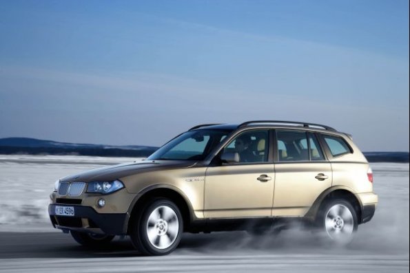 Seitenansicht des BMW X3 auf Schnee: Gute Eigenschaften werden dem SUV zugesprochen. 