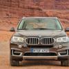 <p>Die Fahrzeugfront des BMW X5</p>