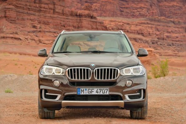 Die Fahrzeugfront des BMW X5