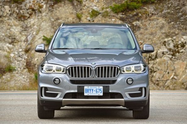 Der  BMW X5 von vorn aufgenommen