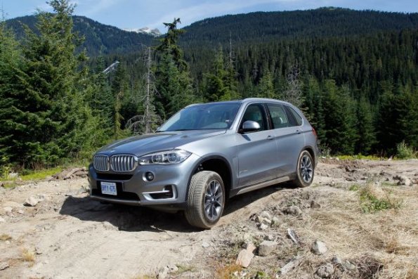 Die Front- und Seitenpartie des BMW X5