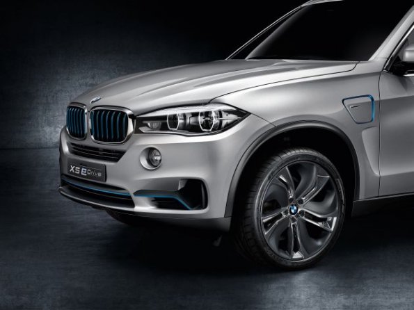 Die Fahrzeugfront am BMW X5 Concept eDrive