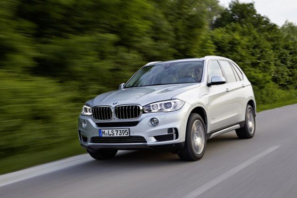 Front- und Seitenpartie des BMW X5 eDrive