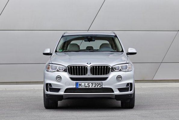 Frontansicht des BMW X5 eDrive