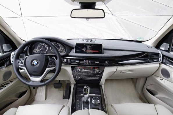 Cockpit und Armaturen im BMW X5 eDrive