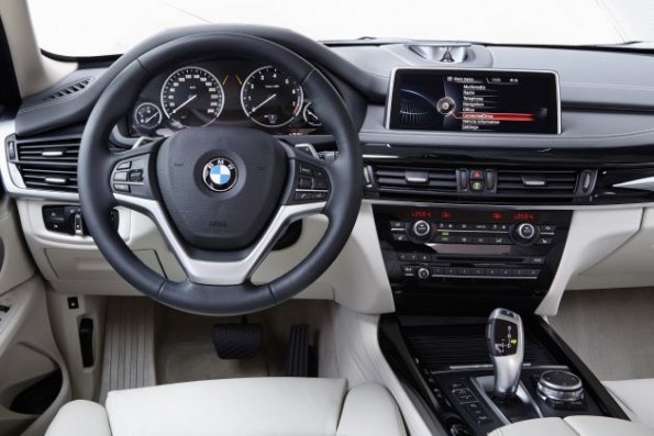 Der Arbeitsplatz des Fahrers im BMW X5 eDrive