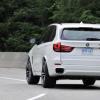 <p>Der BMW X5 M50d in der Heckansicht</p>