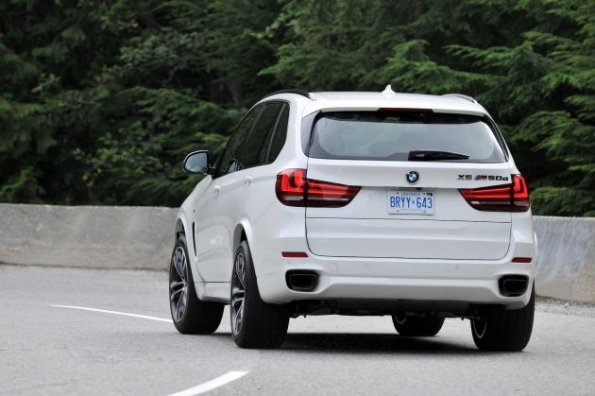 Der BMW X5 M50d in der Heckansicht