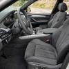 <p>Die vordere Sitzreihe im BMW X5 M50d</p>