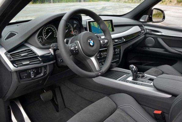 Cockpit und Armaturen aus dem BMW X5 M50d