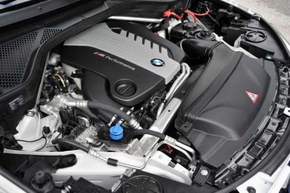 Ein Blick auf den leistungsstarken Motor des BMW X5 M50d