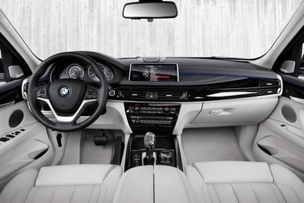 Cockpit und Armaturen im BMW X5 xDrive 40 e