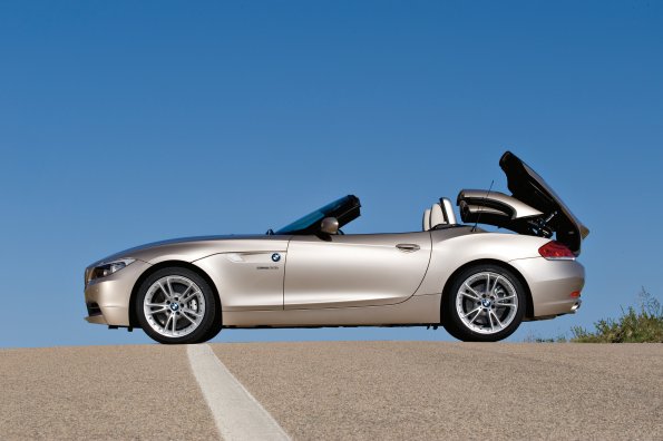 Seitenansicht des BMW Z4 2009 mit geöffnetem Verdeck