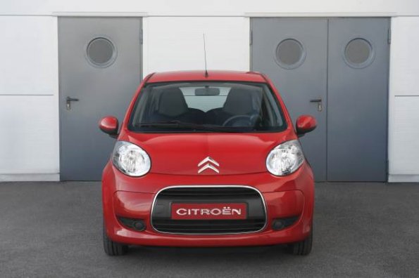 Frontansicth des Citroen C1 mit roter Außenfarbe