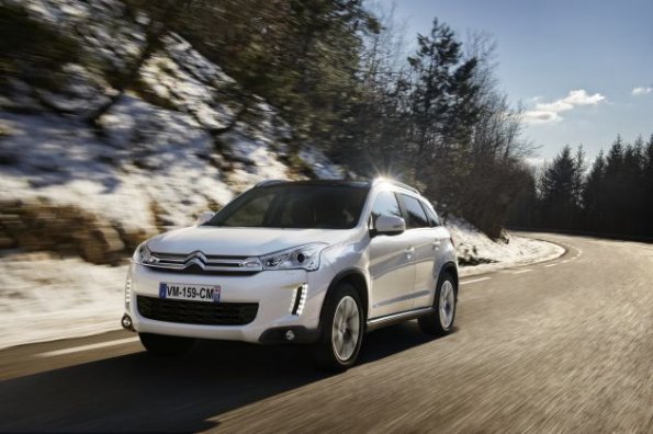 Ein Fahraufnahme zeigt die Frontpartie des Citroen C4 Aircross