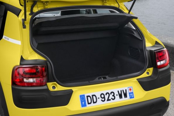 Ein Blick unter die Heckklappe des Citroen C4 Cactus