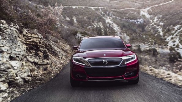 Die Fahrzeugfront des Citroen Concept Car DS Wild Rubis