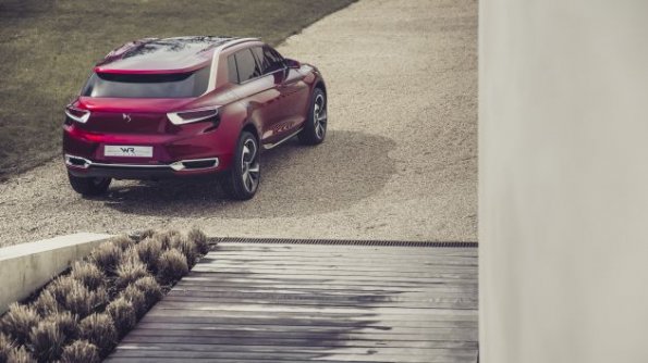 Ein Blick auf das Fahrzeugheck des Citroen Concept Car DS Wild Rubis