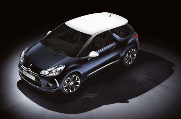 Ein Eindruck vom Citroen DS 3 Opera Blue von schräg oben