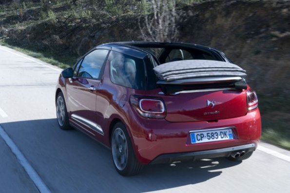 Heck- und Seitenansicht des Citroen DS3 Cabriolet mit geöffnetem Verdeck 