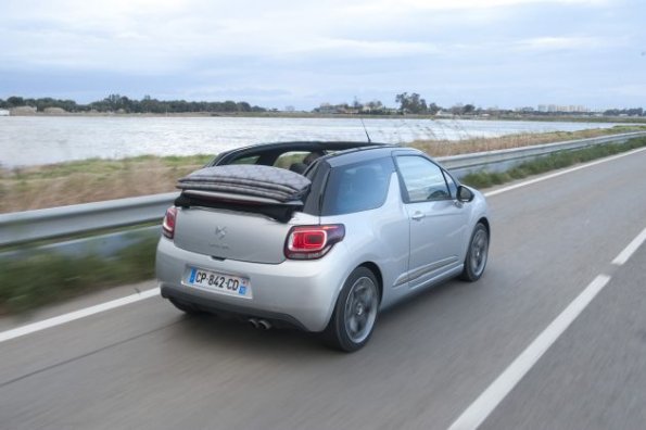 Die Heckansicht des Citroen DS3 Cabriolet - man kann die zusammengefaltete Stoff-Wulst des Verdecks schön erkennen