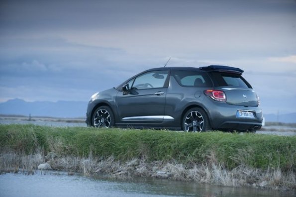 Die Heck- und Seitenpartie des Citroen DS3 Cabriolet