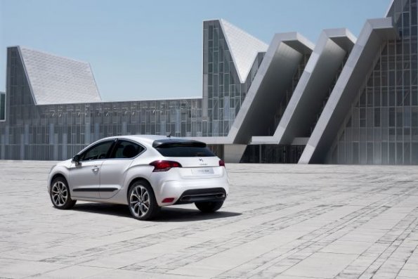 Die Außenaufnahme zeigt die Heckpartie des Citroen DS4